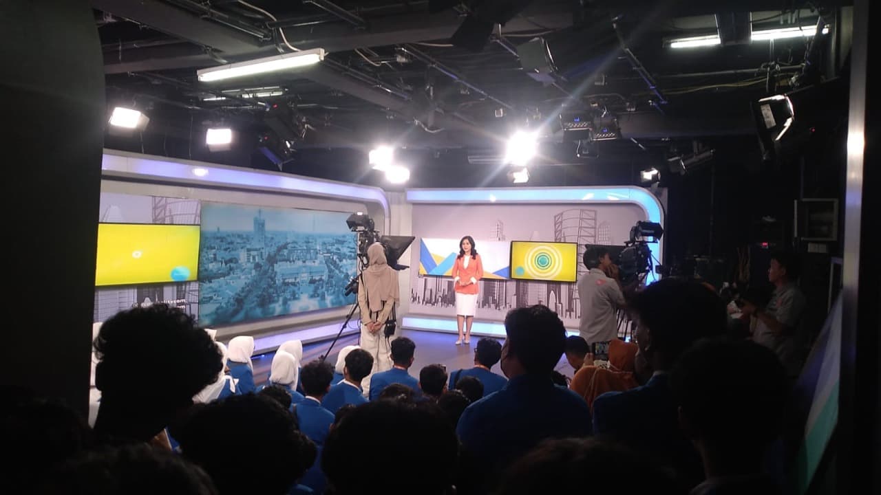 Gali Ilmu Penyiaran, Puluhan Siswa DKV SMKN 1 Bantul Sambangi Studio JTV Surabaya