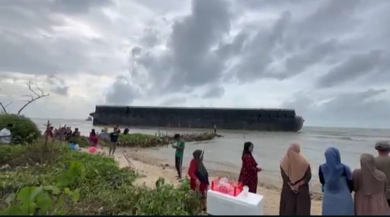 Kapal Tongkang dan Tugboat Kandas di Perairan Sampang, Jadi Tontonan Warga