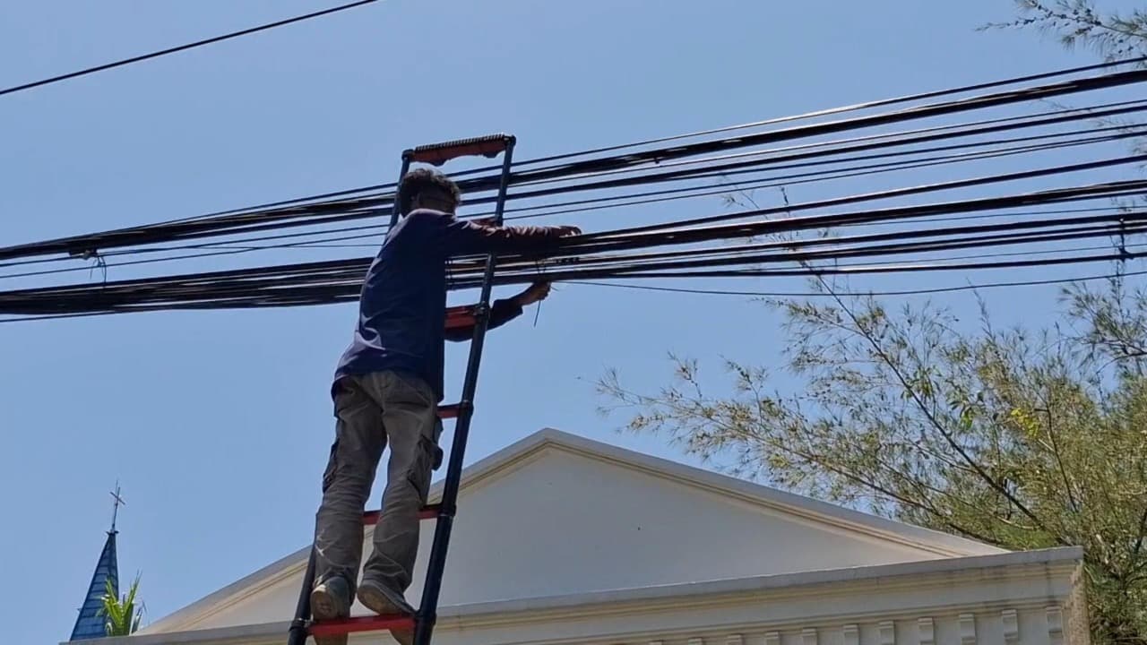PUPR Kediri Rapikan Kabel Fiber Optik Demi Keamanan dan Keindahan