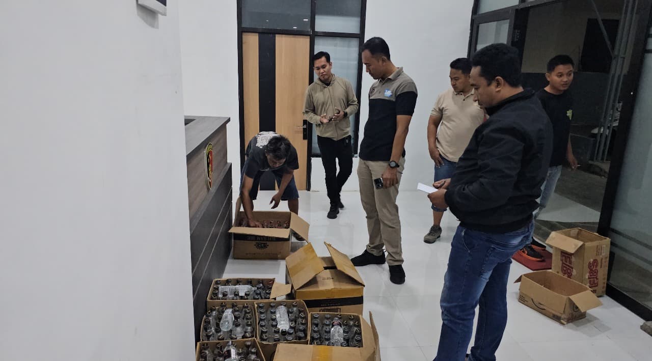 Razi Jelang Ramadan, Petugas Amankan Ratusan Ratusan Botol Miras