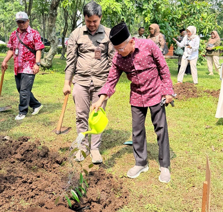 ‎Wabup Shobih Asrori Tanam Pohon Meranti di HUT ke-85 Kebun Raya Purwodadi Pasuruan