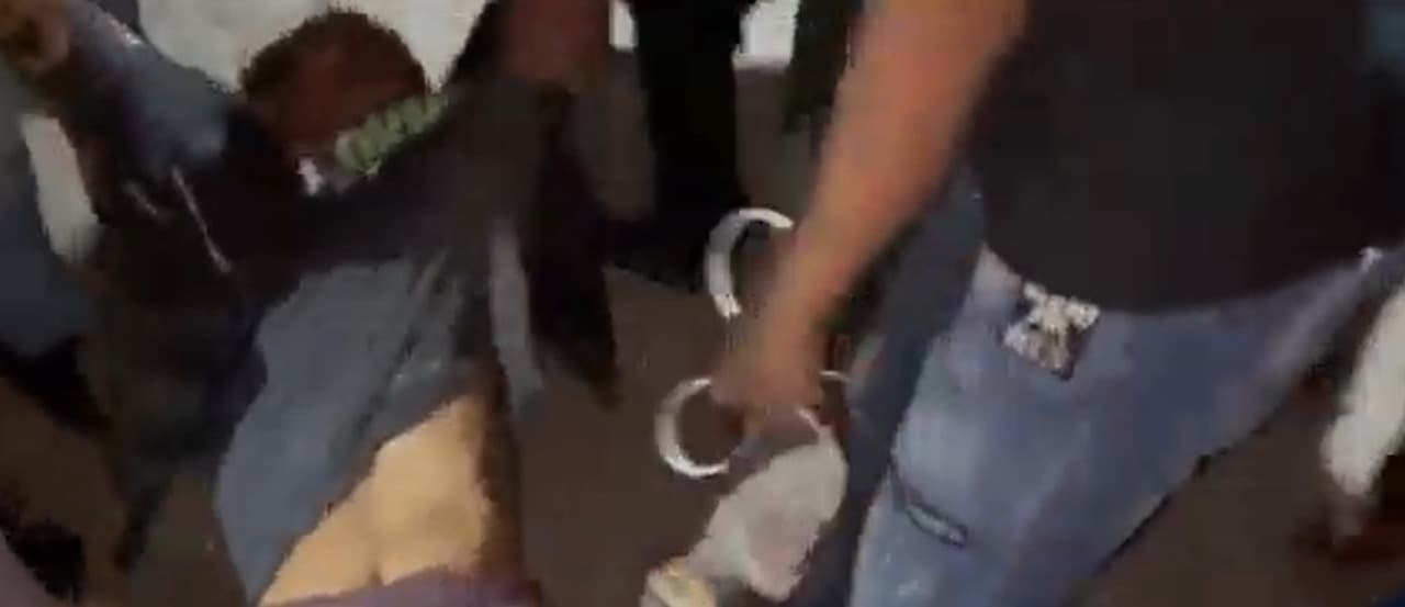 Coba Lukai Warga dengan Sajam, Pelaku Curanmor di Sampang Babak Belur Dihajar Massa