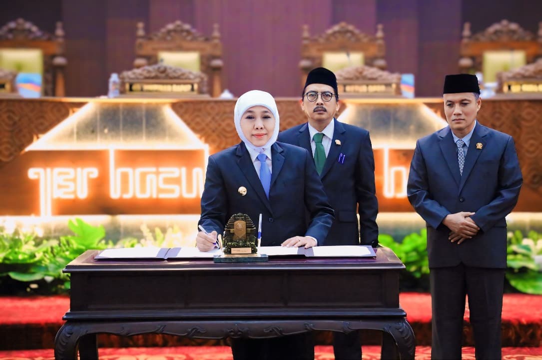 Gubernur Khofifah Bersama DPRD Jatim Sahkan Dua Perda Pelindungan Petambak Ikan dan Garam Serta Penanggulangan Bencana