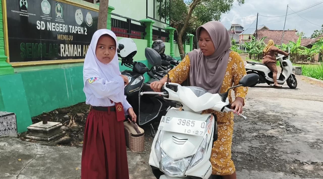 Di Balik Kotak Makan Siang, Harapan Orang Tua Menunggu MBG