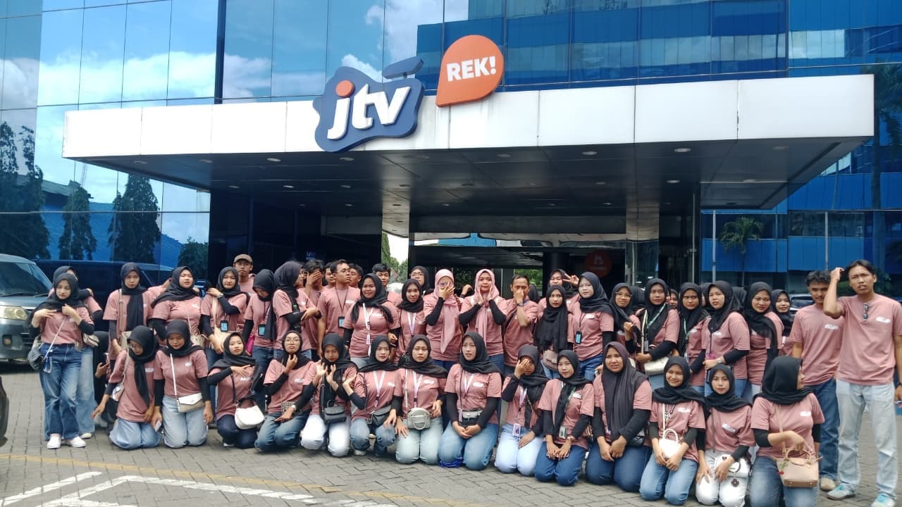 Edukasi Literasi Media, Puluhan Mahasiswa IIKNU Tuban Belajar Proses Produksi Berita di JTV Surabaya