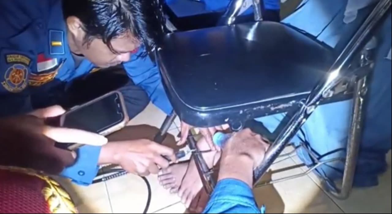 Terpeleset, Kaki Siswi SMAN 2 Ngawi Terjepit Kursi saat Bimbel