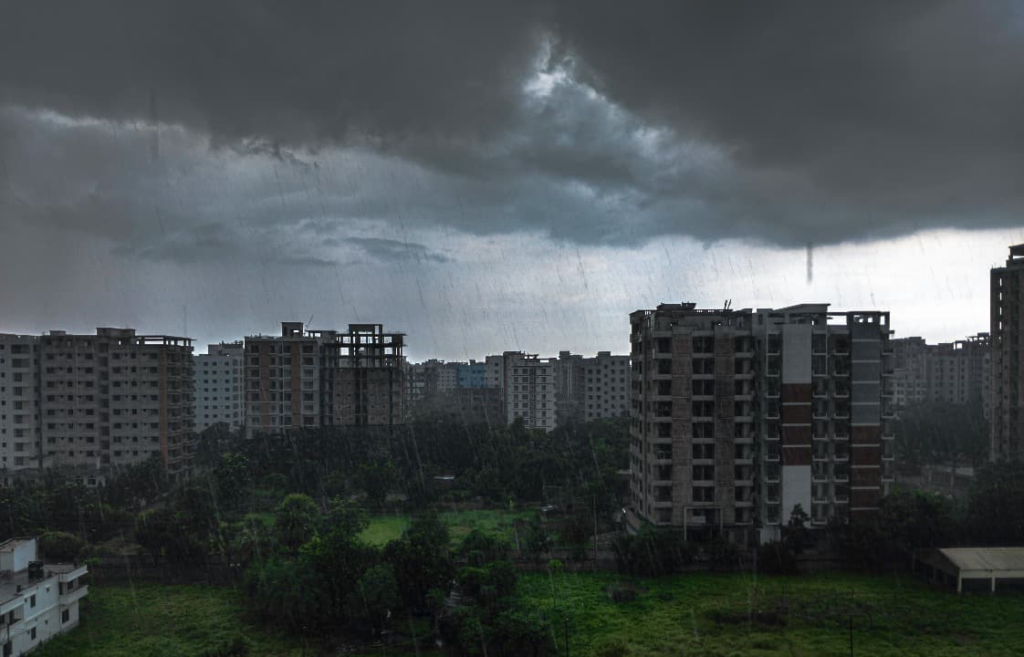 BMKG Prediksi Mayoritas Wilayah Jawa Timur Dilanda Hujan Deras Disertai Petir dan Angin Kencang