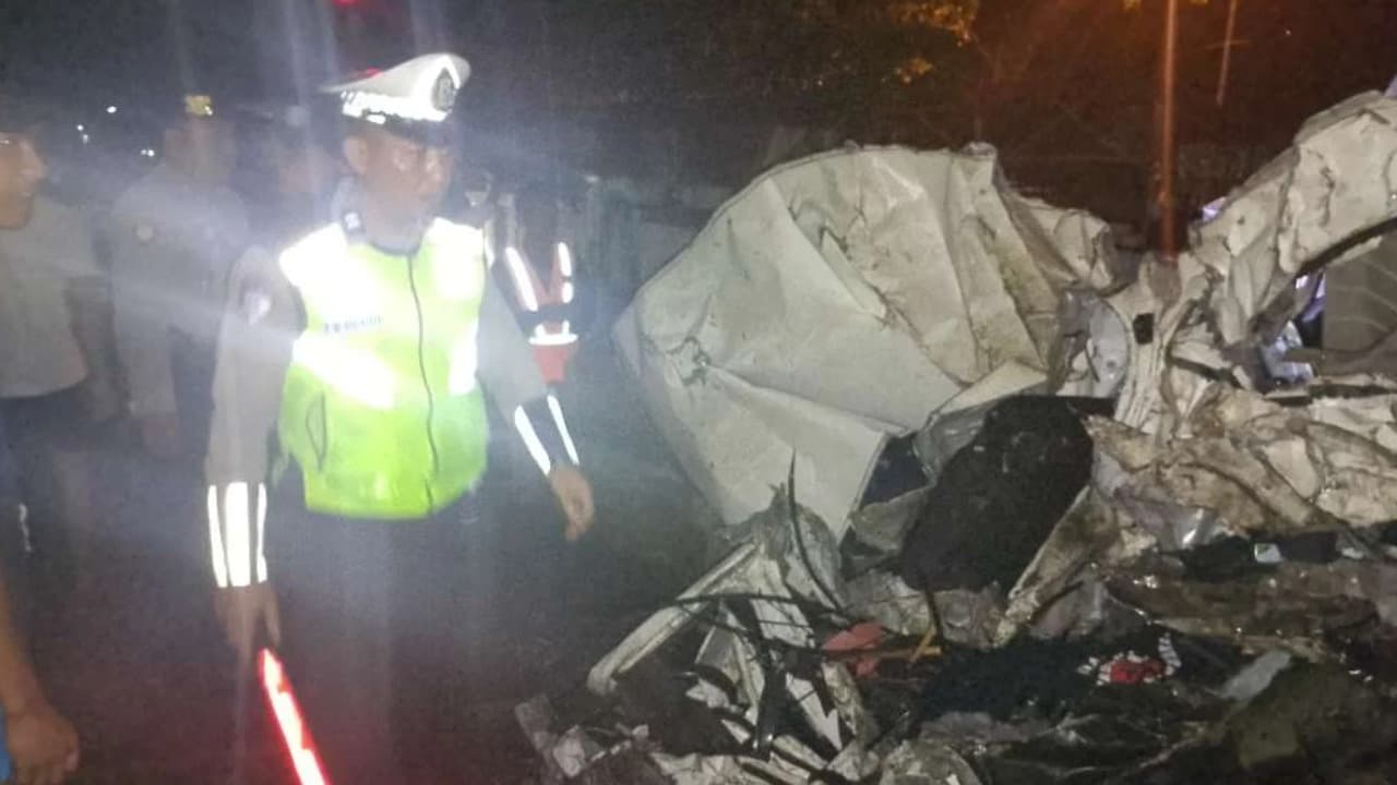 Tragis! Sigra Terpental Puluhan Meter Dihantam KA Sembrani di Lamongan, Satu Tewas