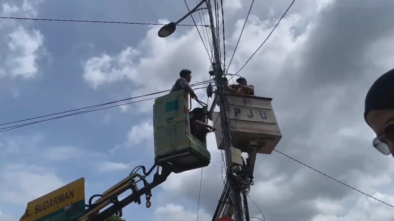 Dinilai Ilegal, Puluhan Kabel Fiber Optik yang Menempel di Tiang PJU Jember Dipotong Paksa