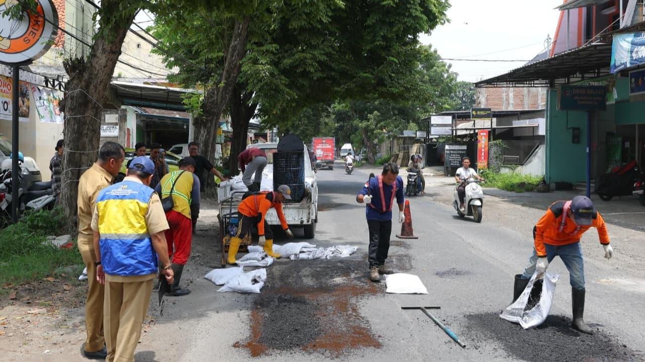 Kerahkan Satgas Jalan Berlubang, Banyuwangi Perbaiki Ratusan Titik Jalan Target Tuntas Sebelum Lebaran