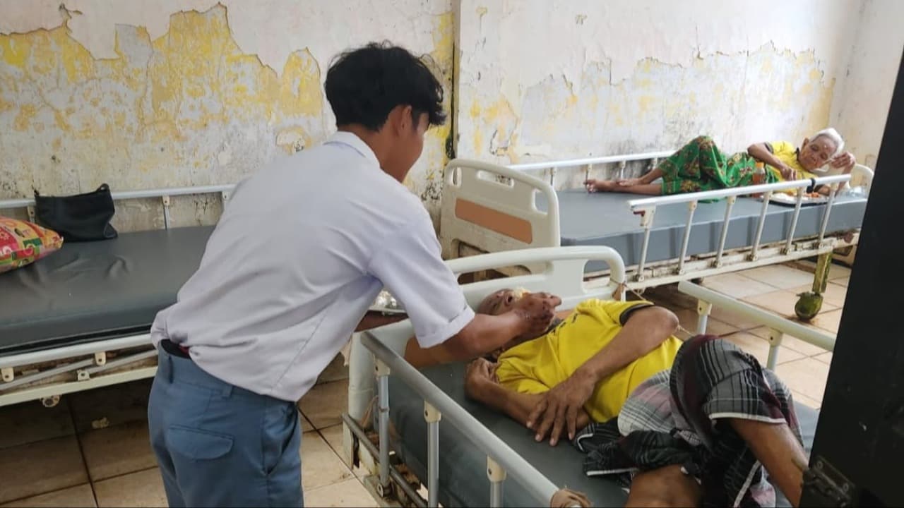 27 Pelajar Terjaring Bolos Sekolah Dihukum Beri Makan Lansia di UPT Mojokerto
