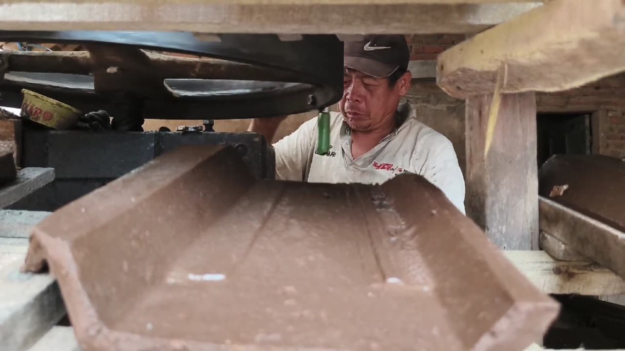 Hujan Terus Mengguyur, Produksi Genteng Tradisional di Magetan Merosot Tajam