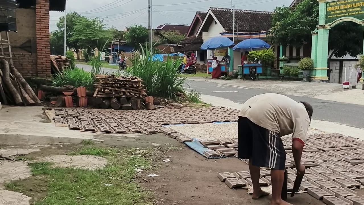 Pengrajin Genteng Dukuh Bendo Terhambat Cuaca Hujan