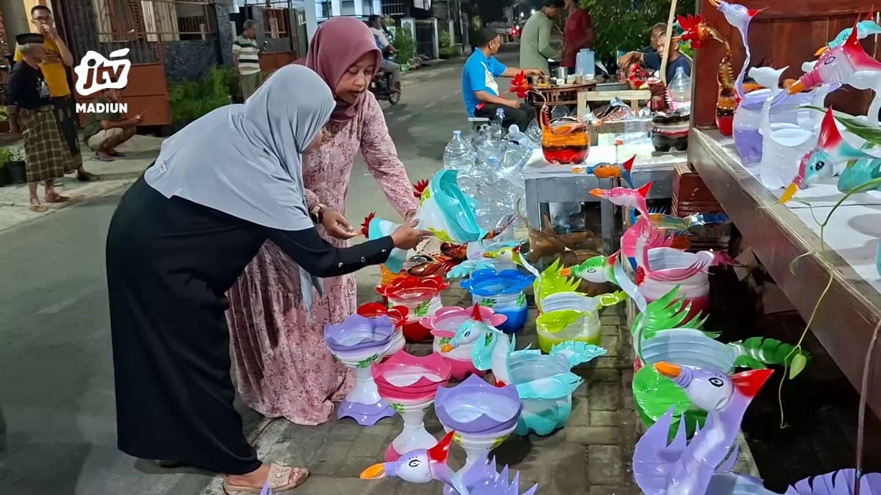 Pot Hias dari Galon Bekas, Kreativitas Warga Dagangan Seraya Berjaga di Pos Kamling