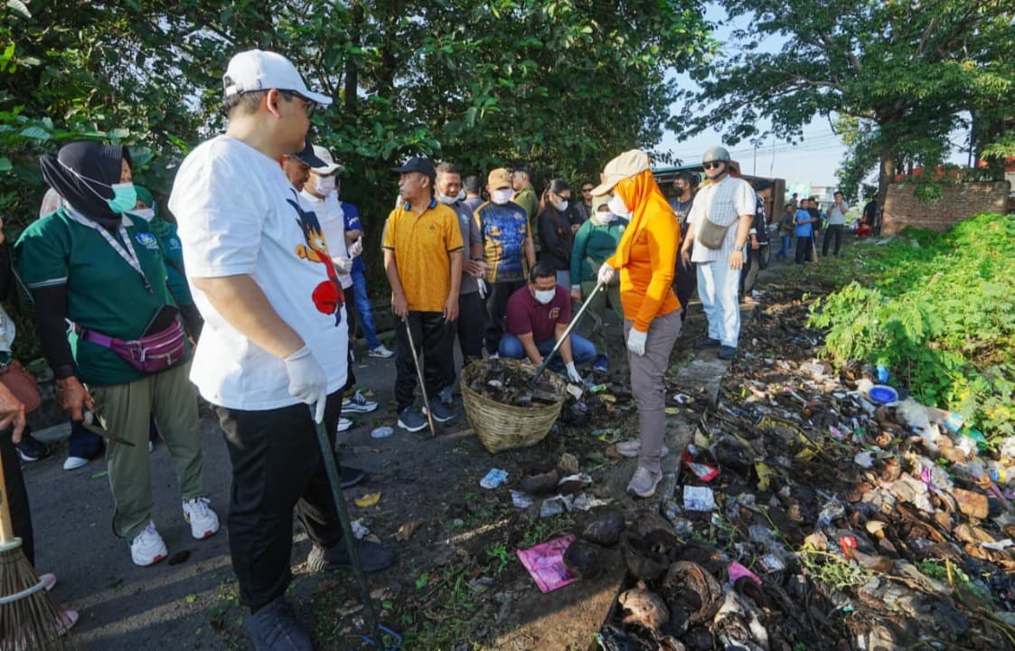 Dukung Gerakan Indonesia ASRI, Ning Ita Pimpin Kerja Bakti Massal di Kota Mojokerto
