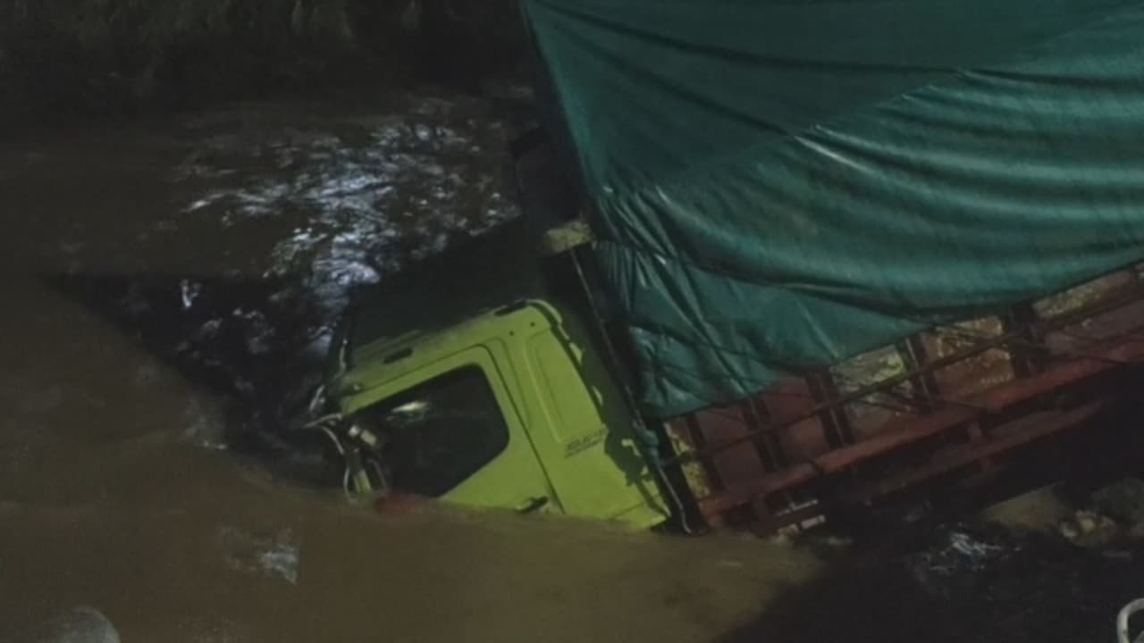 Truk Fuso Gandeng Terbalik dan Masuk Sungai