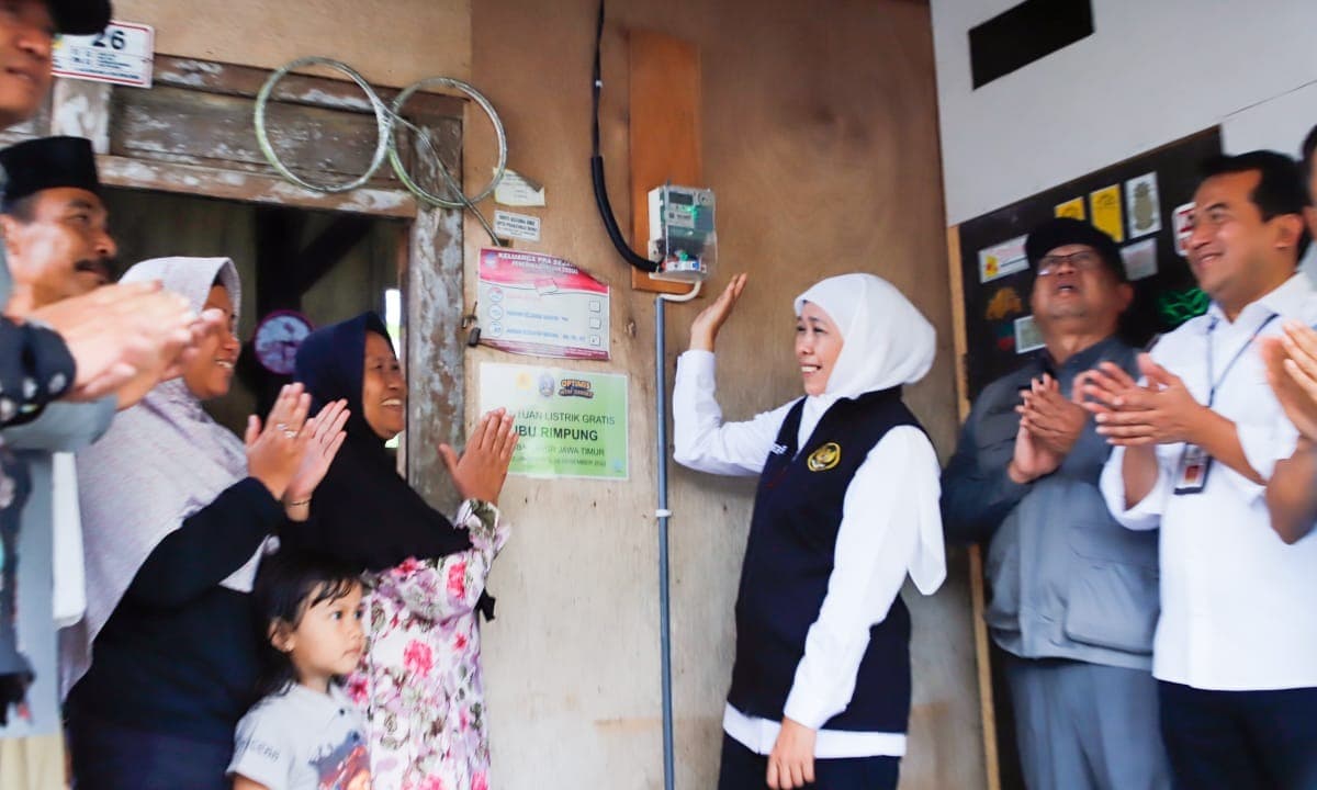 Gubernur Khofifah Gratiskan Biaya Pasang Listrik untuk 3.400 Rumah Tangga Miskin