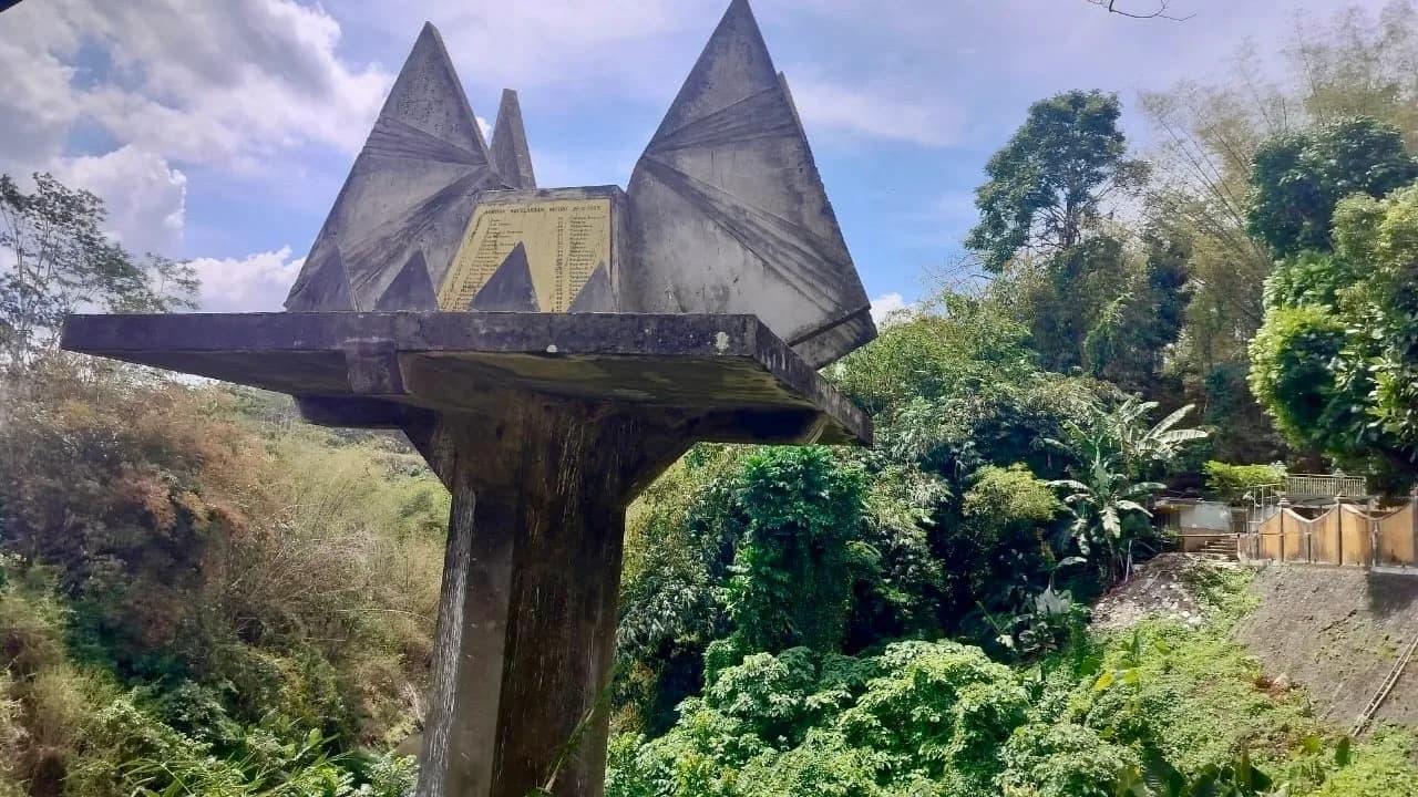 Tugu Metro Kepanjen, Monumen Sunyi di Balik Jembatan Bersejarah