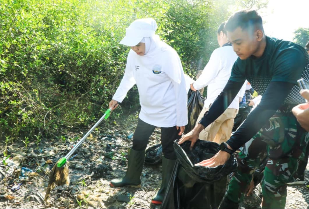 Wujudkan Wisata Bersih dan Asri, Gubernur Khofifah Pimpin Aksi Kurve Sampah Pantai