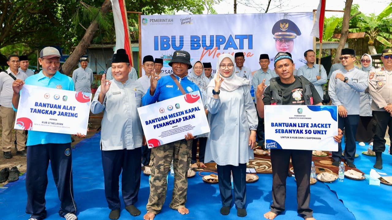 Bupati Ipuk Serahkan Bantuan 12 Mesin Kapal untuk Nelayan Banyuwangi