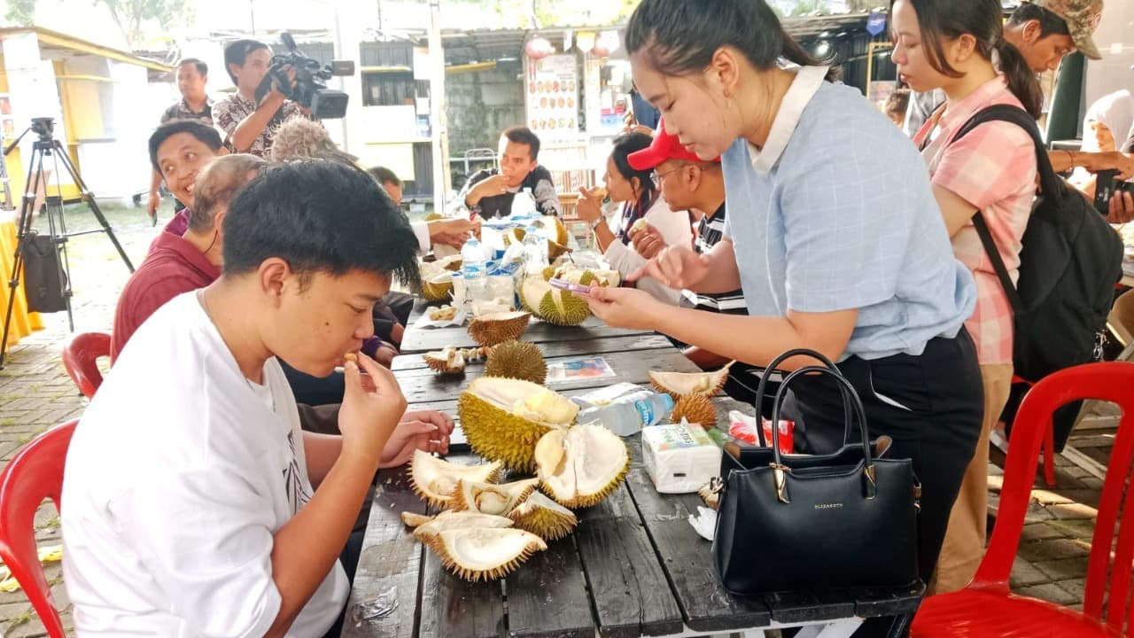 Antusiasme Pengunjung Warnai Pesta Makan Durian Melalui Festival Kenduren di Surabaya