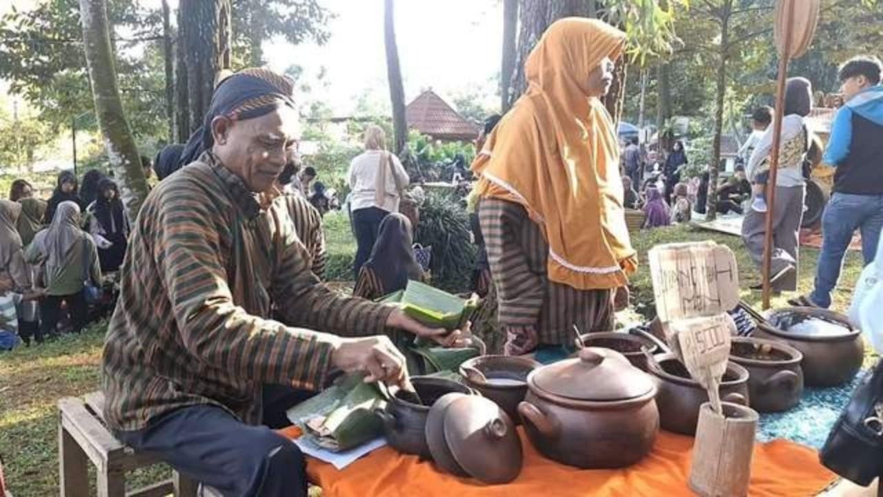 Pasar Jadoel Tawun Ahad Legi Hadirkan Nuansa Tempo Dulu di Ngawi