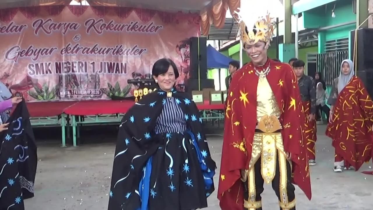 Kreatif Dan Berbudaya, SMKN 1 Jiwan Angkat Tema Batik Kampung Pesilat Di HUT Ke-22