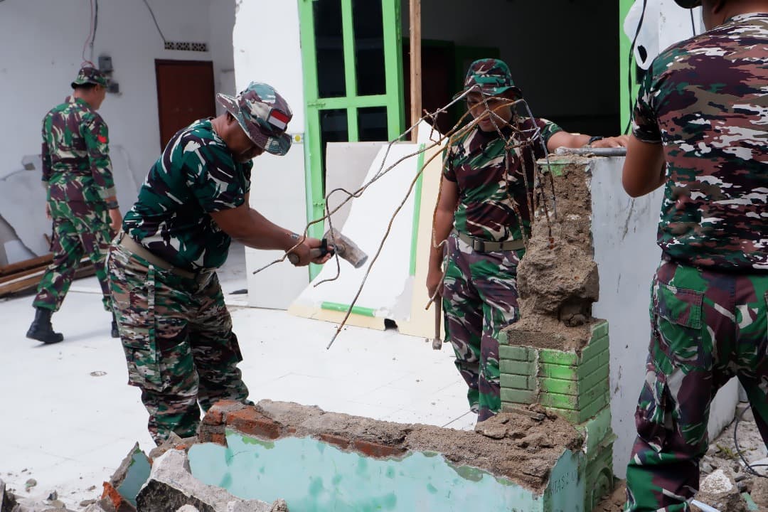 Ratusan Personel TNI Bersihkan Puing Pascagempa, Badan Geologi KESDM Lakukan Kajian