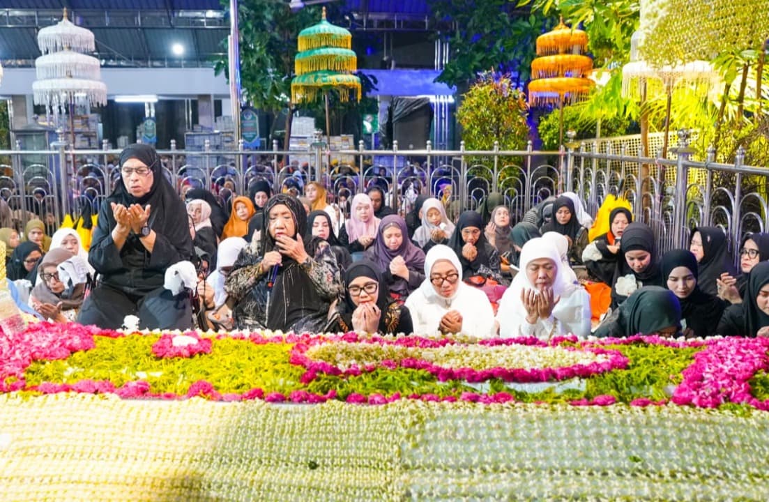 Gubernur Khofifah dan Menteri PPPA Bersama Ribuan Jamaah Ikuti Haul Agung ke-549 Sunan Ampel