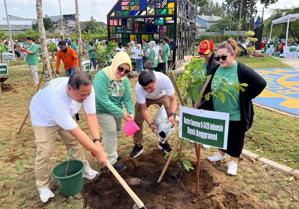 Rotary Hijaukan Negeri: Tanam Pohon dan Bangun Educational Park di Surabaya