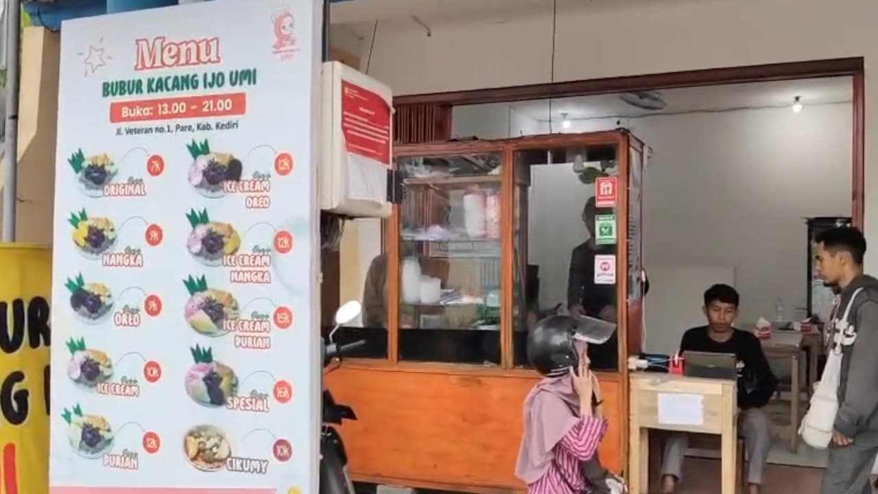 Bubur Topping Kekinian Rebut Hati Gen Z di Kampung Inggris Pare