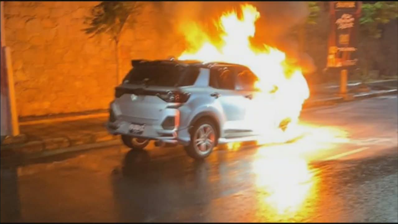 Korsleting Listrik, Mobil Toyota Raize Milik Mahasiswa ITS Ludes Terbakar