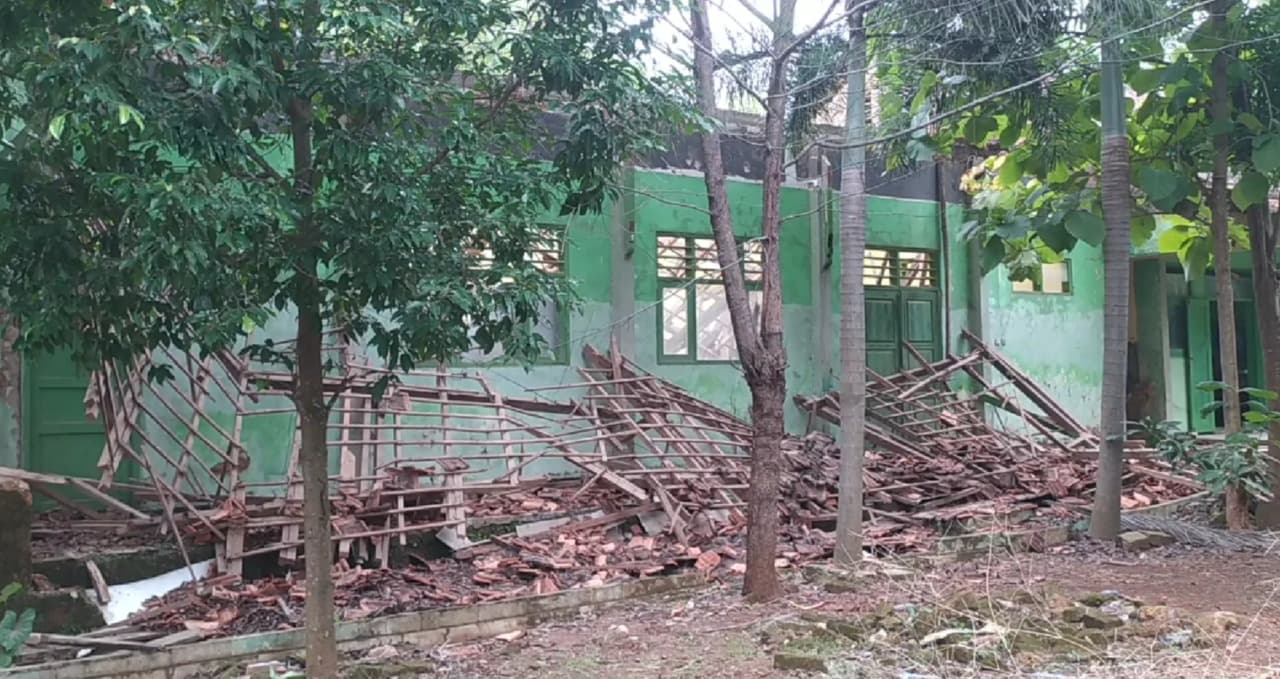 Bangunan Sekolah Terbengkalai di Sumenep Ambruk, Beruntung Tidak Ada Korban Jiwa