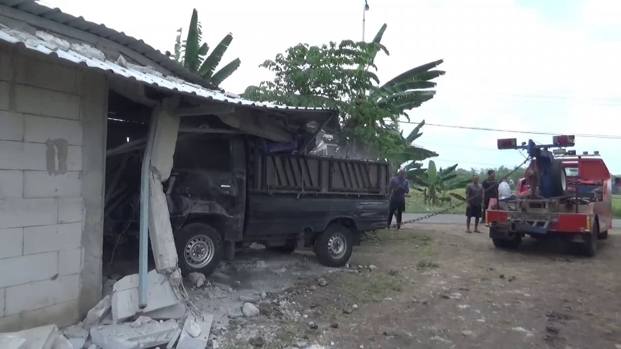 Hilang Kendali, Pick Up Tabrak Warung Hingga Roboh, Empat Korban Luka-Luka