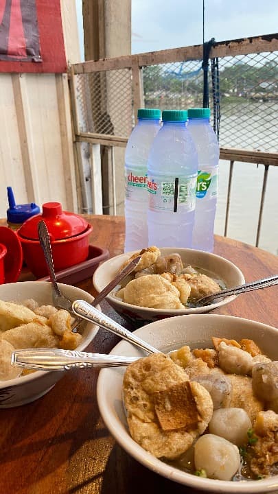 Cuanki Cep Bewok Ketintang: Kuliner Pedas Favorit Gen Z Surabaya dengan View Kali yang Estetik