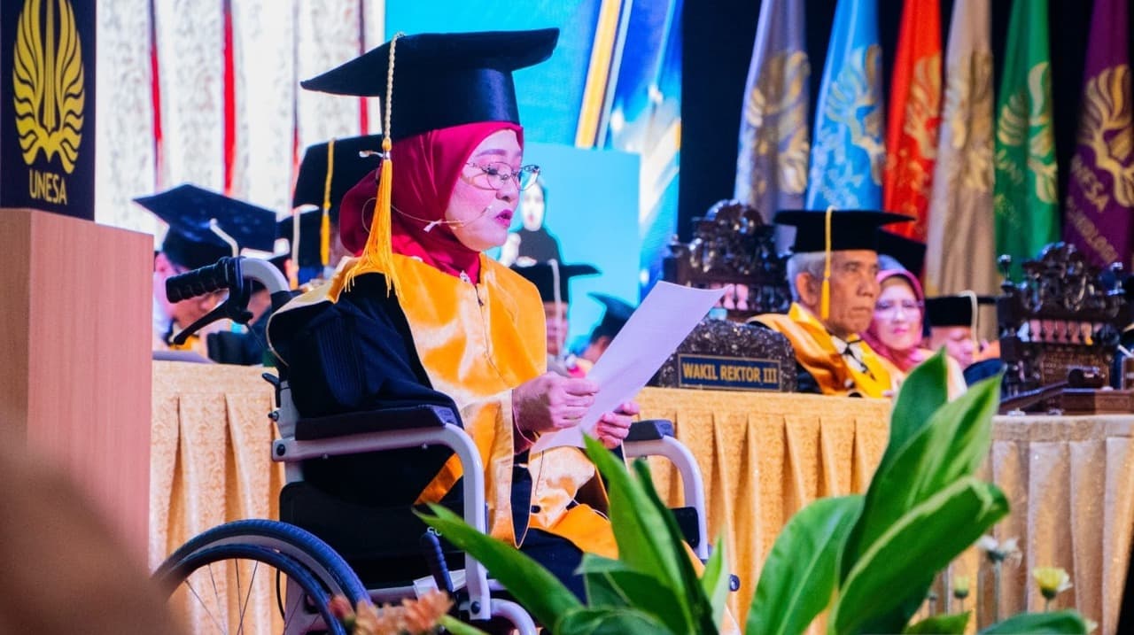 Unesa Kukuhkan 9 Guru Besar Baru, Salah Satunya Profesor Disabilitas Penemu Obat Diabetes