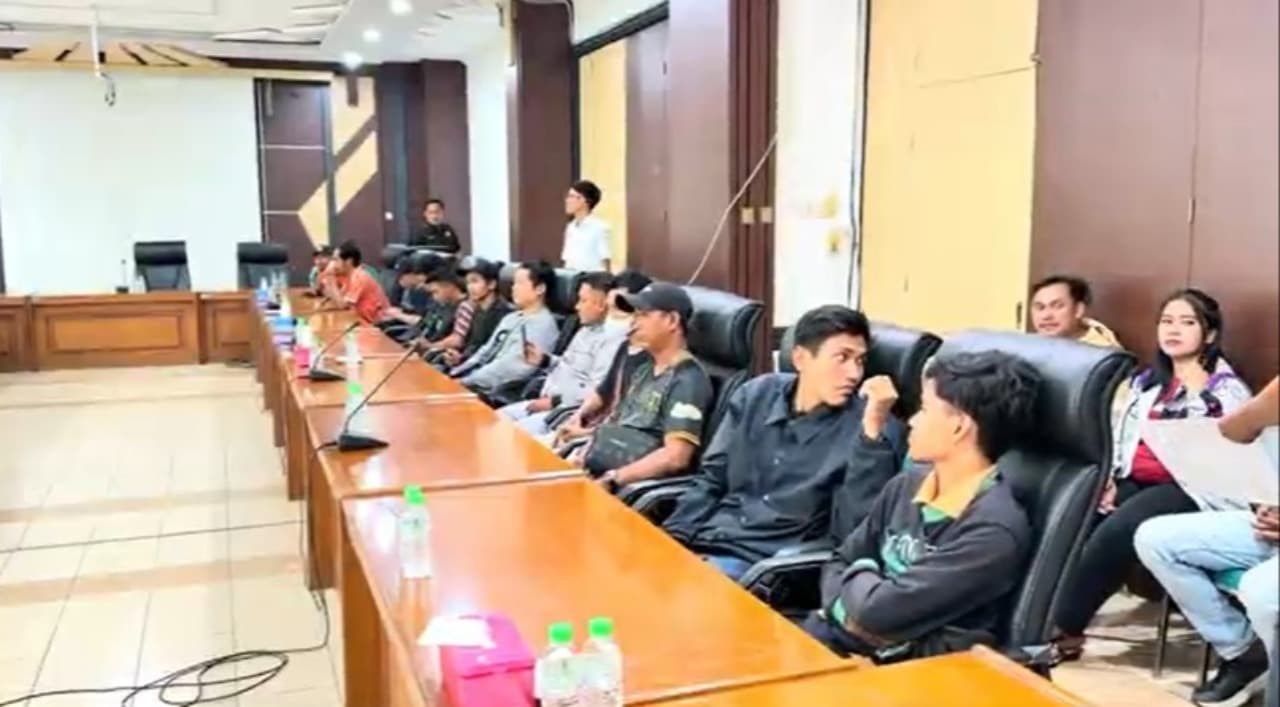 Gagal Promosi ke Liga 2, Suporter Sakera Mania Geruduk DPRD Kabupaten Pasuruan