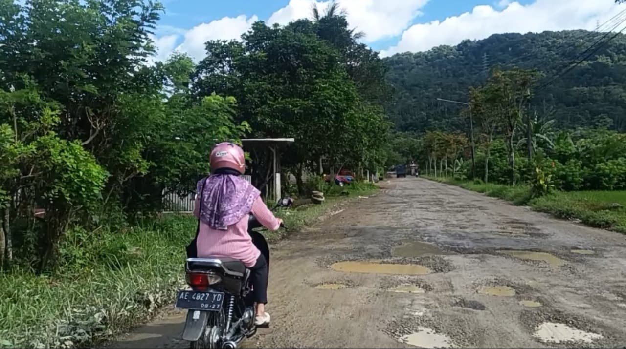Jalan Mentoro–Arjosari Rusak Parah, Aktivitas Tambang Pasir Diduga Jadi Pemicu