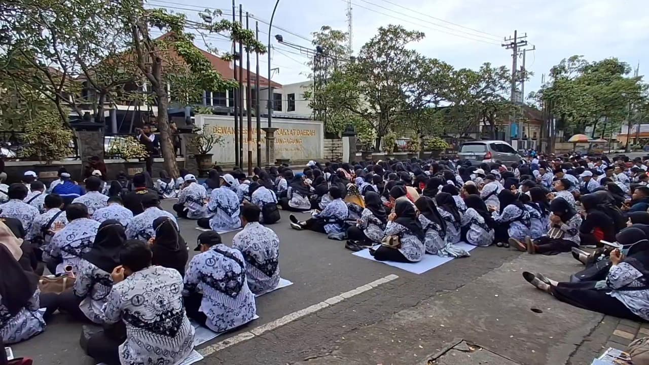 Ratusan Guru PPPK Paruh Waktu di Tulungagung Ngadu ke DPRD, Hanya Terima Gaji Rp300 Ribuan