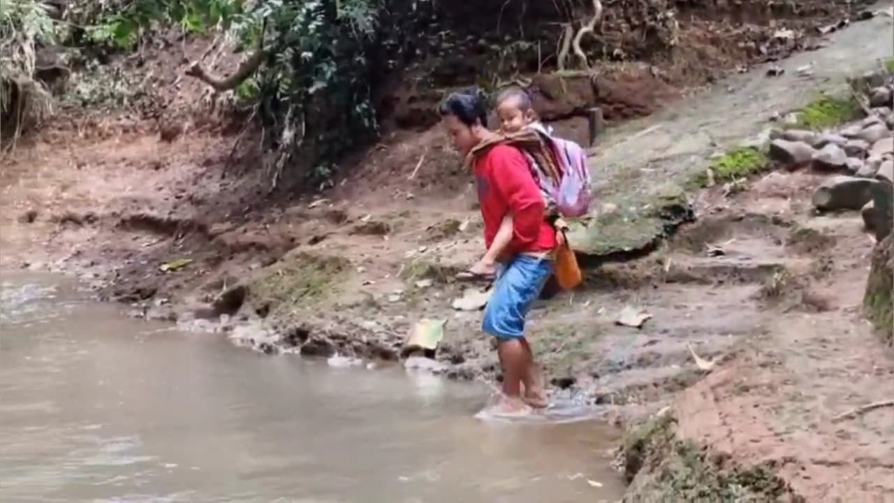 Tak Ada Jembatan, Siswa di Jambon Ponorogo Terpaksa Digendong Seberangi Sungai Demi Sekolah