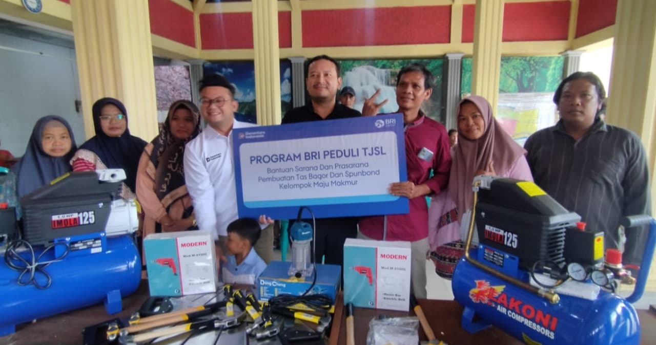BRI Peduli Salurkan Bantuan Alat Produksi untuk Tiga Kelompok UMKM di Gedeg Mojokerto