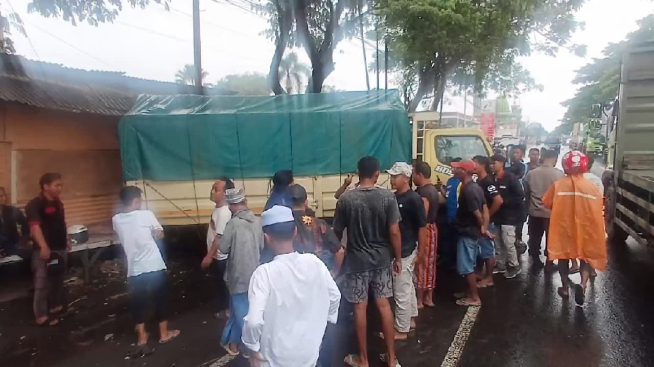 Pemotor Tewas Tertabrak Truk di Probolinggo saat Berteduh dari Hujan