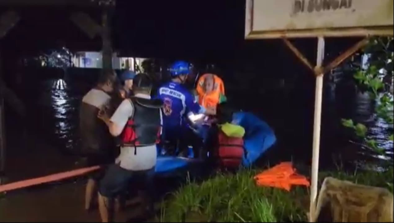 Banjir Tak Terduga Terjang Balung Jember, Relawan Evakuasi Lansia dan Penderita Stroke