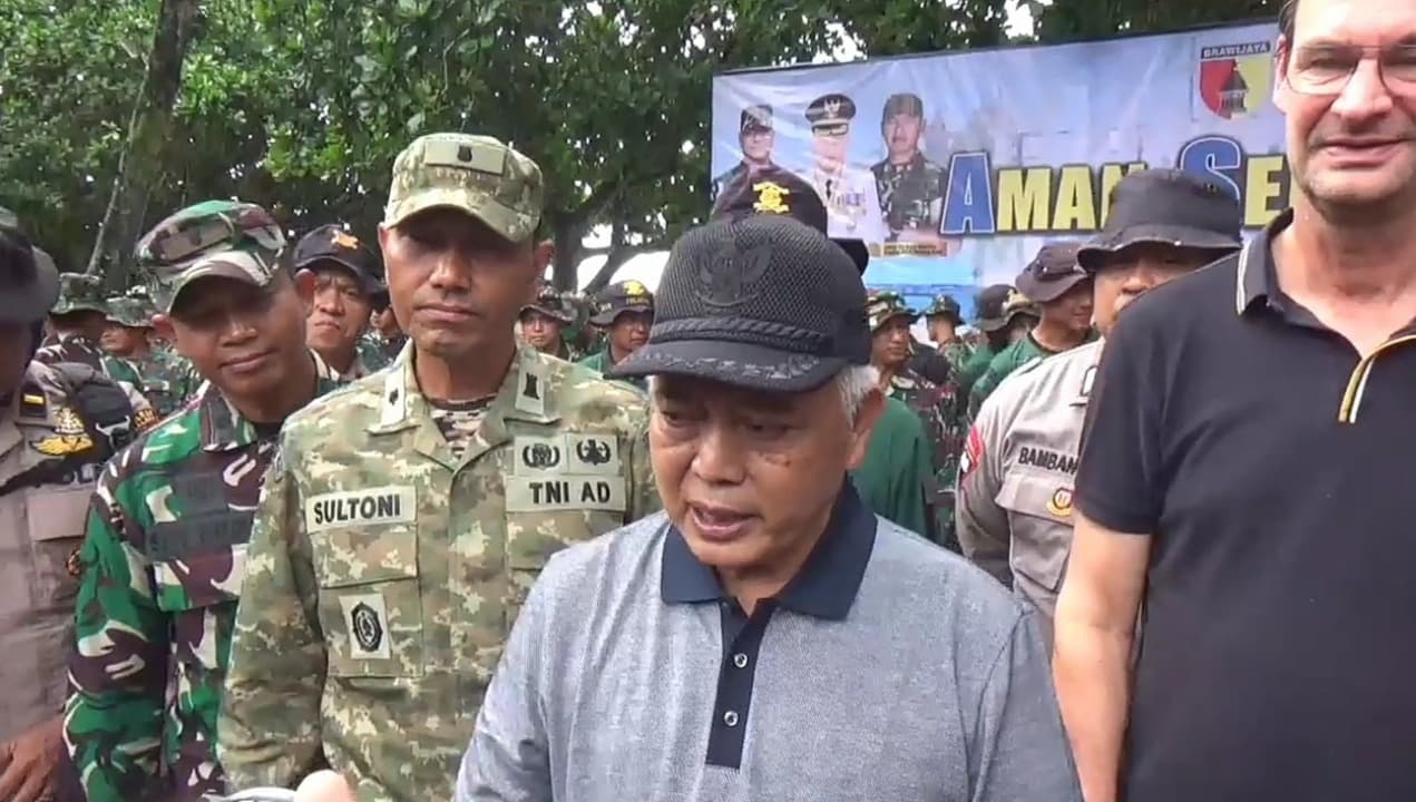 Kodim 0818 Malang -Batu Ajak Bersihkan Sampah Di Pantai Balekambang