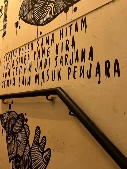 Mengangkat konsep Library Cafe, Studio Damai Jadi Pilihan Ruang Tenang di Tengah Hiruk-Pikuk Surabaya