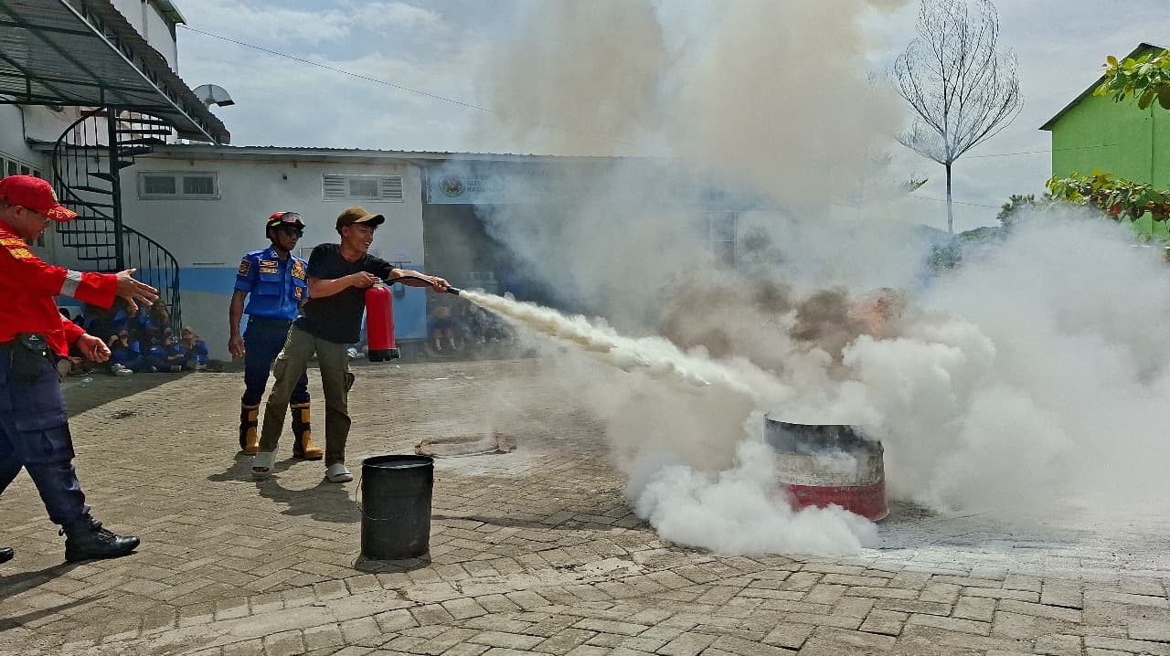 SPPG Krajan Mejayan dan Simo Balerejo Gelar Edukasi Proteksi Kebakaran, Ratusan Karyawan ikut simulasi APAR
