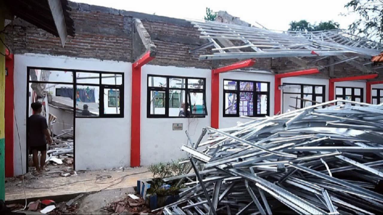 Baru Direhab 2024, Atap Tiga Ruang Kelas SD Negeri Pamatan II Tongas Ambruk