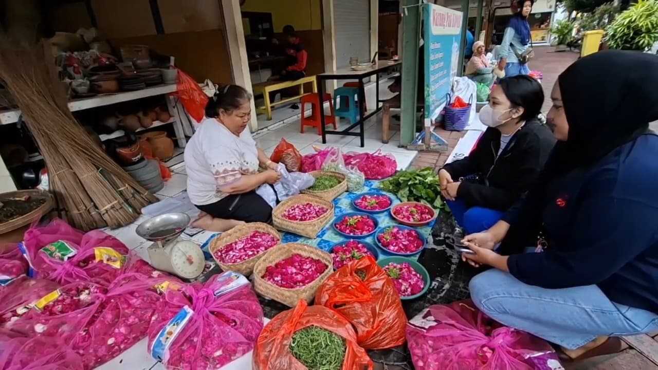 Jelang Ramadan, Pedagang Bunga di Pasar Sleko Madiun Kebanjiran Pembeli