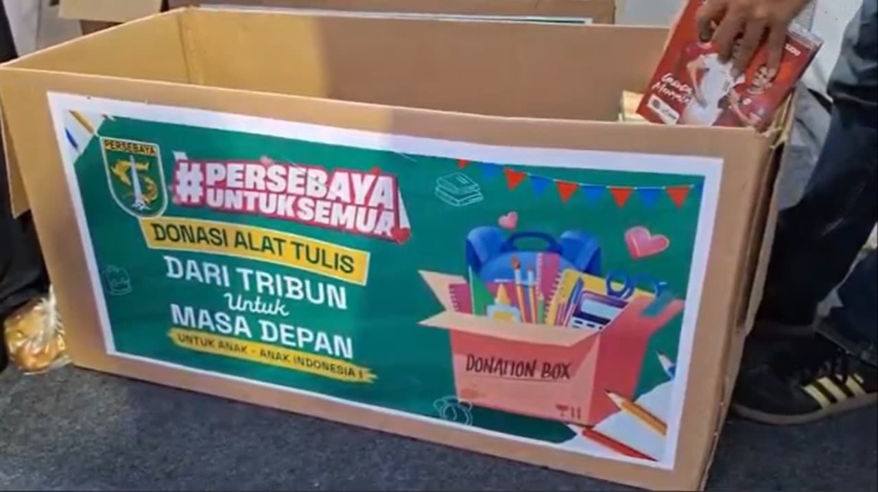 Bonek Donasikan Alat Tulis untuk Anak Kurang Mampu dan Korban di NTT