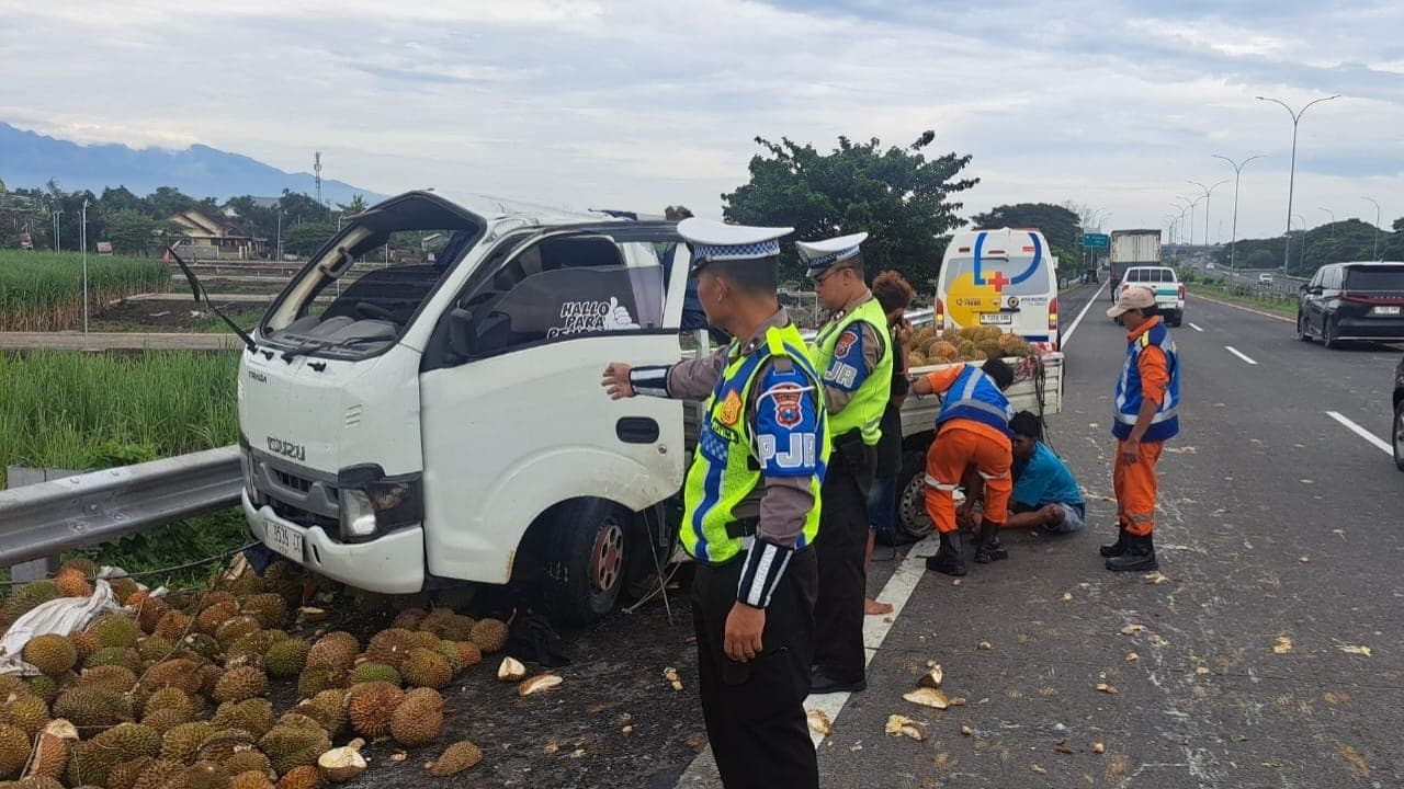 Ban Pecah, Pikap Bermuatan Durian Terguling di Tol Sumo
